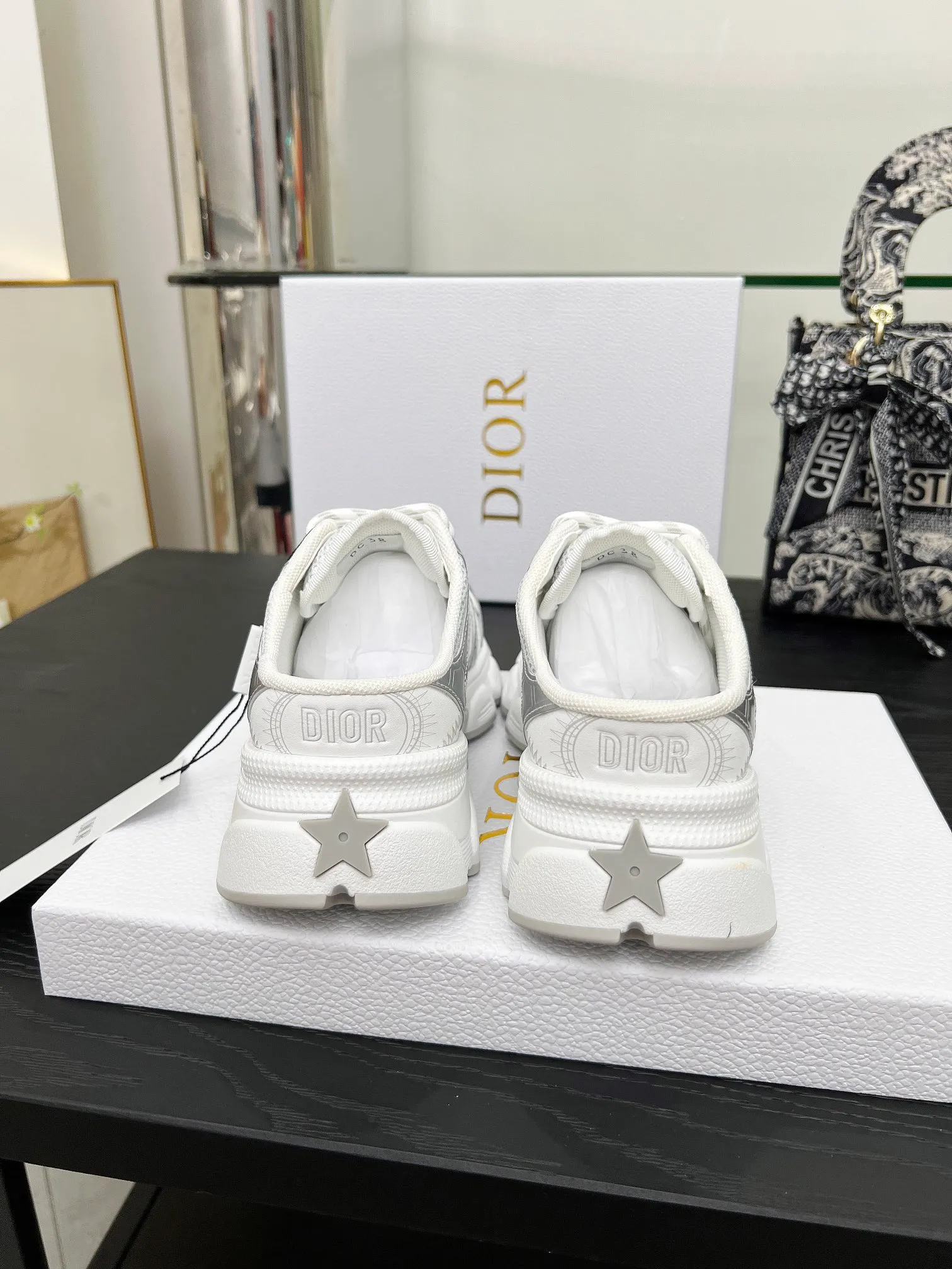 p560🐮🐮This Dior Chrono sports half slipper reinterprets running shoes with Dior's haute couture style. Gray mesh fabric is paired with tonal suede calfskin panels, the CD logo on the side, the star patch on the tongue and the Dior logo on the heel, all in classic fine detail. Featuring two-tone laces and a lightweight sole with star graphics, they can be worn year-round. Size: Women’s size 35-41 (35/42 can be customized) Men’s size 40-46 (men’s version is being printed) Color: 12 colors available